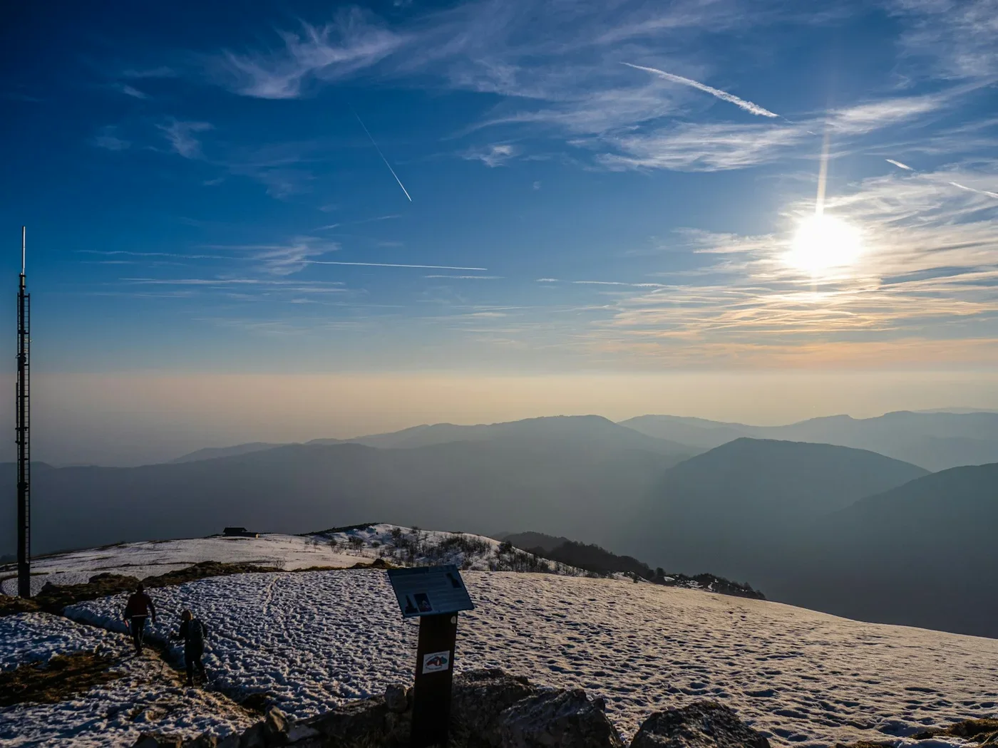 Montanhas entre camadas de névoa